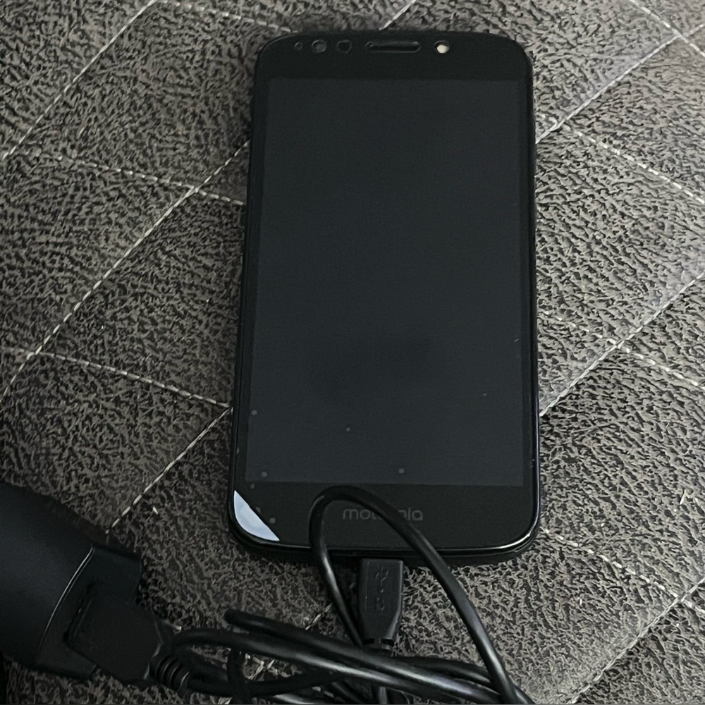 Motorola Moto E5 play black 16 GB Tracfone camera smartphone - Picture 3 of 4